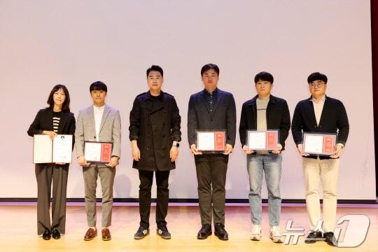 본문 이미지 -  도봉구, 적극행정 우수 공무원 5명 선정&#40;도봉구 제공&#41;