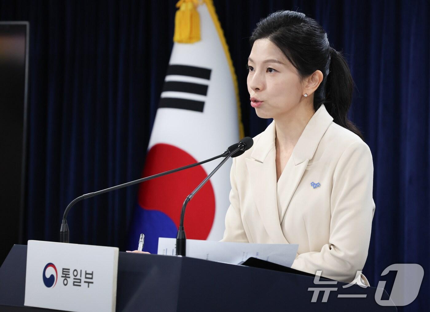 본문 이미지 - 김인애 통일부 부대변인이 11일 서울 종로구 정부서울청사에서 정례브리핑을 하고 있다. 2024.10.11/뉴스1 ⓒ News1 허경 기자