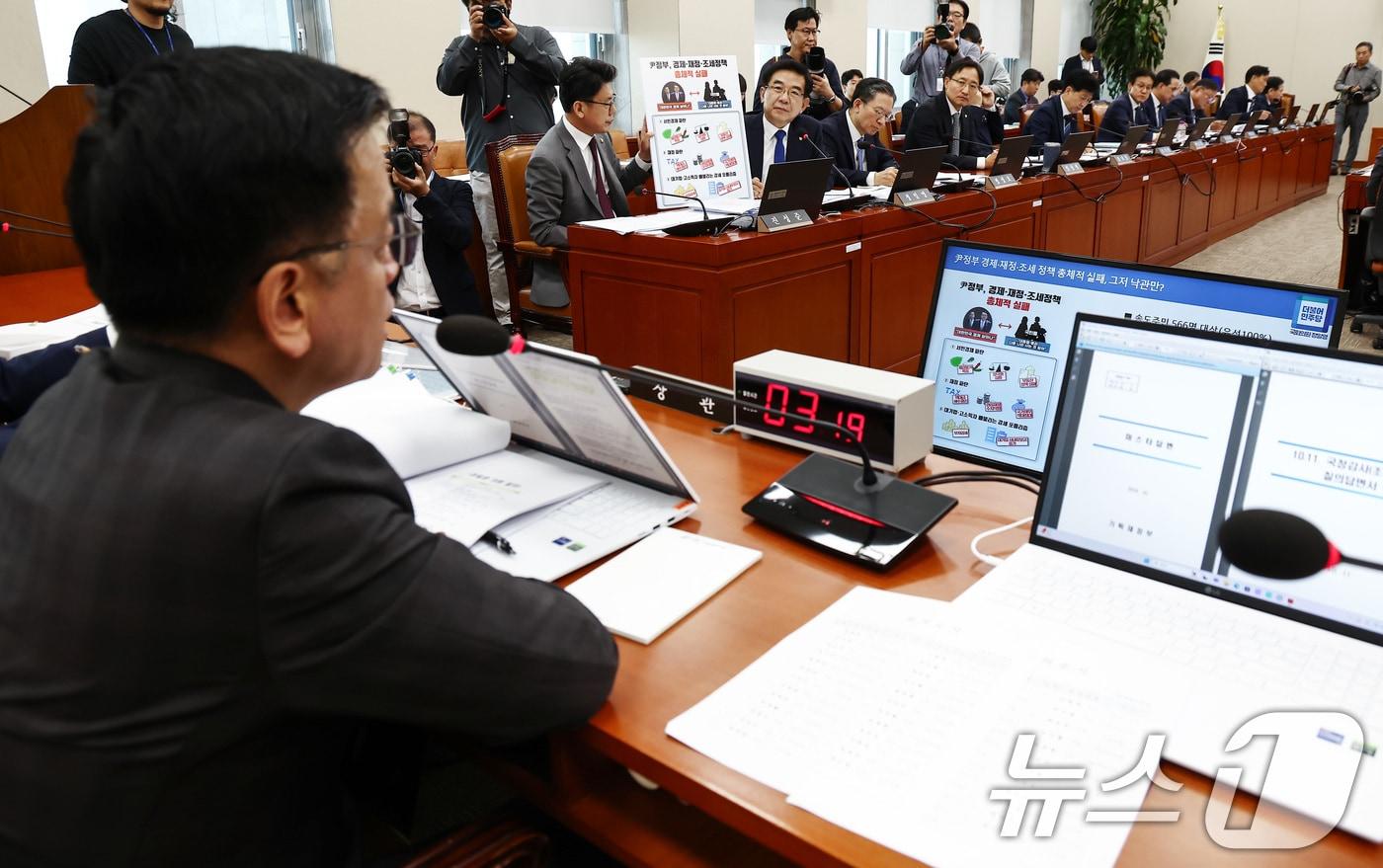 본문 이미지 - 최상목 경제부총리 겸 기획재정부 장관이 11일 오전 서울 여의도 국회 기획재정위원회에서 열린 기획재정부에 대한 국정감사에서 정일영 더불어민주당 의원의 조세정책 관련 질의에 답변하고 있다. 2024.10.11/뉴스1 ⓒ News1 김민지 기자