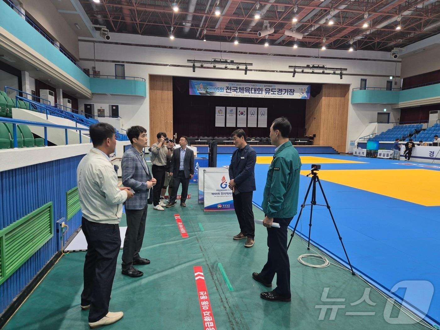 본문 이미지 - 이재철 합천군 부군수가 10일 전국체전 유도경기가 열리는 합천체육관에서 안전점검을 하고 있다(합천군 제공).