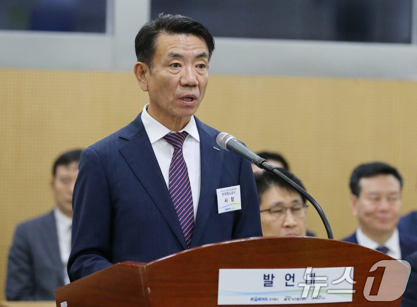 본문 이미지 - 한문희 한국철도공사 사장이 11일 한국철도공사(코레일) 대전본사에서 열린 국회 국토교통위원회의 한국철도공사, 국가철도공단 등에 대한 국정감사에서 업무보고를 하고 있다. 2024.10.11/뉴스1 ⓒ News1 김기태 기자