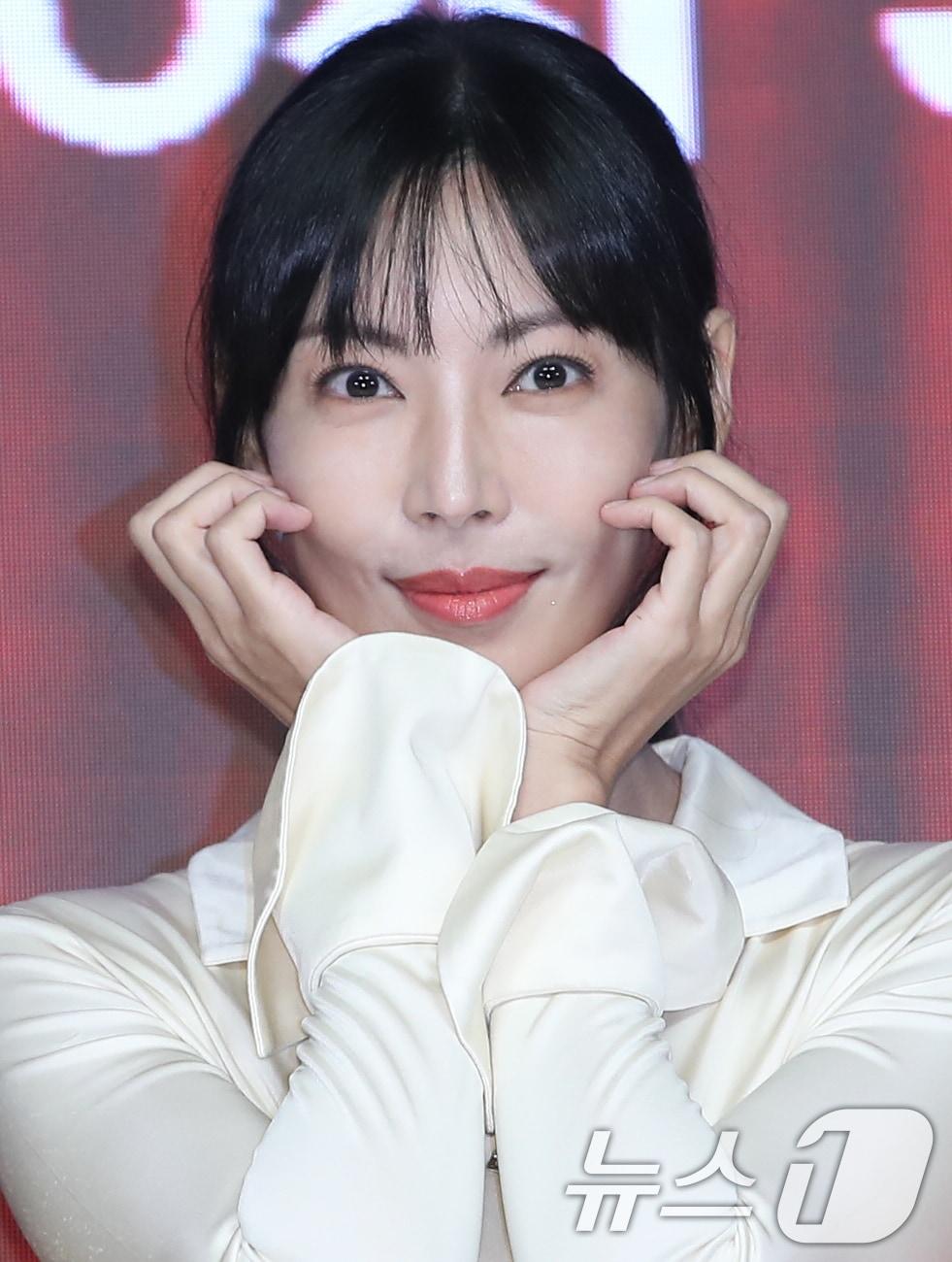 본문 이미지 - 배우 김소연이 11일 서울 강남구 엘리에나호텔에서 열린 JTBC 새 토일드라마 '정숙한 세일즈' 제작발표회에서 포즈를 취하고 있다. '정숙한 세일즈'는 성(性)이 금기시되던 그때 그 시절인 1992년 한 시골마을, 성인용품 방문 판매에 뛰어든 '방판 씨스터즈' 4인방의 자립, 성장, 우정에 관한 이야기를 그린 본격 풍기문란 방판극이다. 2024.10.11/뉴스1 ⓒ News1 권현진 기자