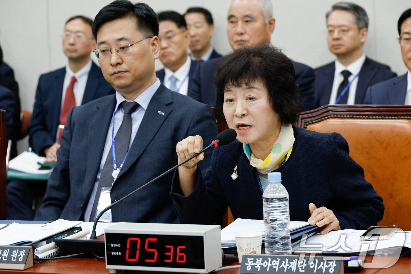 11일 국회에서 열린 교육위원회 국정감사에서 정제영 한국교육학술정보원(KERIS) 원장(왼쪽)이 박지향 동북아역사재단 이사장(오른쪽)의 답변을 듣고 있다. 2024.10.11/뉴스1 ⓒ News1 안은나 기자