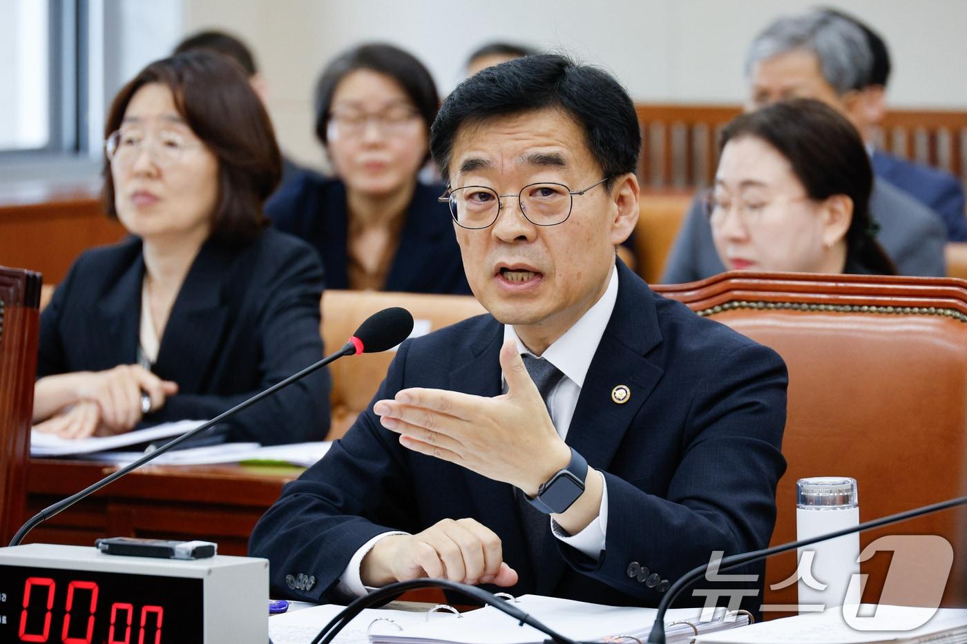 장동언 기상청장이 서울 여의도 국회 환경노동위원회에서 열린 기상청·수치모델링센터 등 국정감사에서 의원 질의에 답하고 있다. 2024.10.11/뉴스1 ⓒ News1 안은나 기자