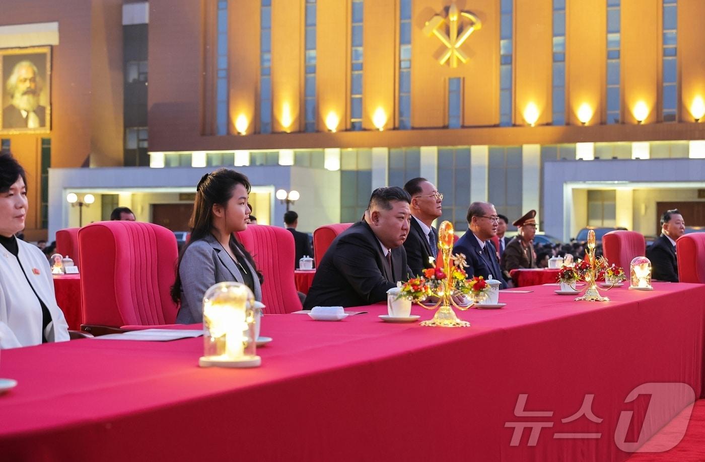 본문 이미지 - 북한 노동당 기관지 노동신문은 11일 "조선노동당 창건 79주년 경축공연이 10일 당 중앙간부학교에서 성대히 진행됐다＂며 공연에 참석한 김정은 당 총비서와 주애의 사진을 보도했다. 신문은 공연에 ＂주체혁명 위업 완수를 위한 영웅적 장로에서 우리 인민이 위대한 당을 우러러 터뜨린 노동당 송가들과 애국의 노래들이 올랐다＂라고 전했다. [국내에서만 사용가능. 재배포 금지. DB 금지. For Use Only in the Republic of Korea. Redistribution Prohibited] rodongphoto@news1.kr