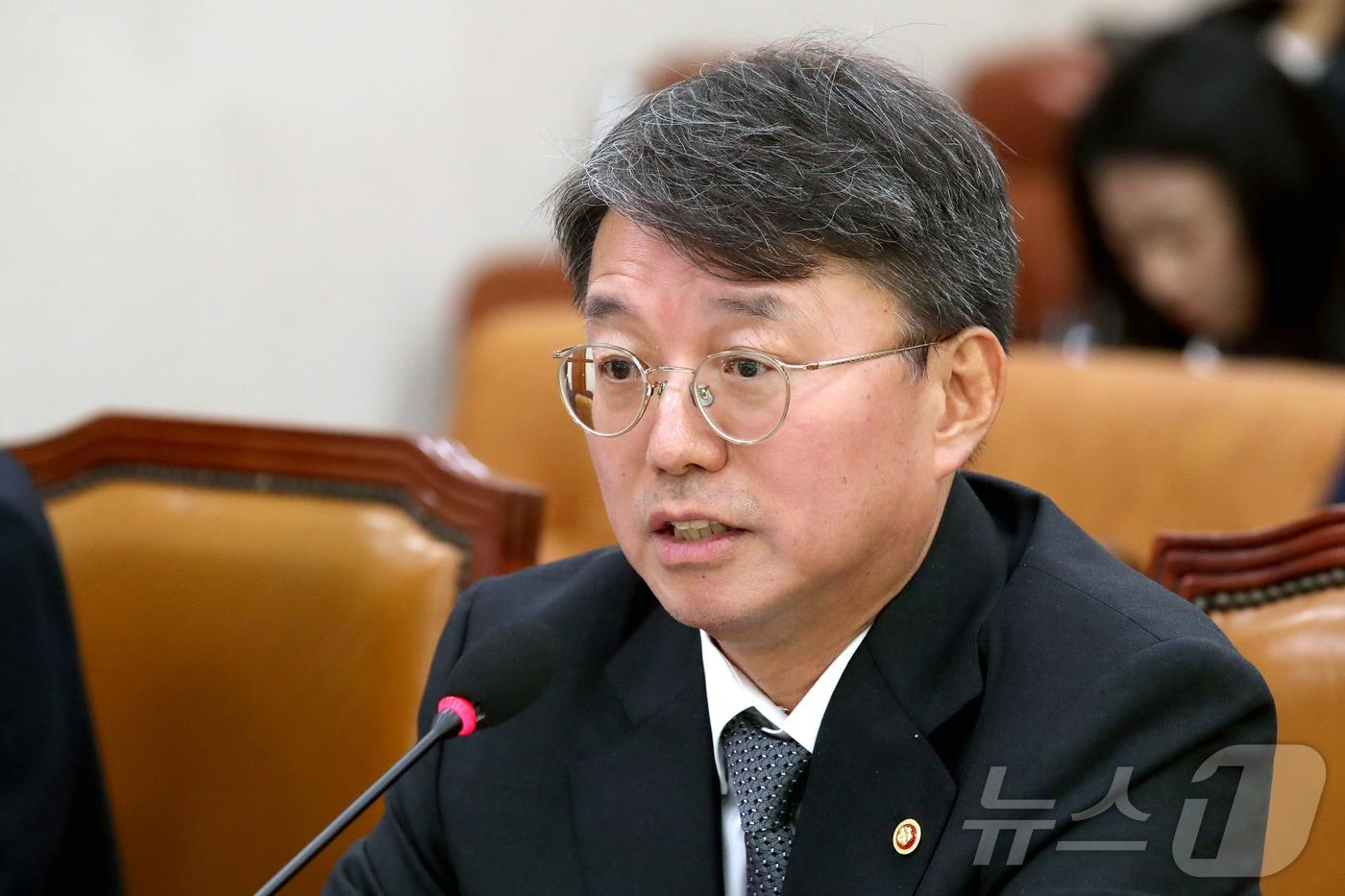 본문 이미지 - 김정원 헌법재판소 사무처장이 2024년 10월 11일 오전 서울 여의도 국회에서 열린 법제사법위원회 헌법재판소 사무처와 헌법재판연구원에 대한 국정감사에 출석해 의원 질의에 답하고 있다. 2024.10.11/뉴스1 ⓒ News1 이광호 기자