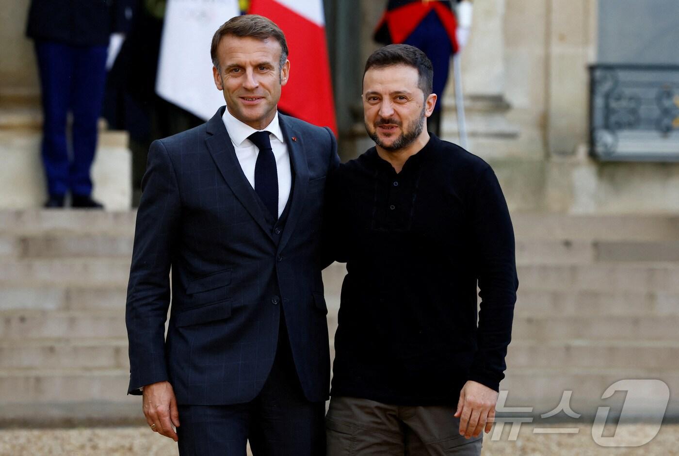 본문 이미지 - 10일(현지시간) 에마뉘엘 마크롱 프랑스 대통령(왼쪽)과 볼로디미르 젤렌스키 우크라이나 대통령이 파리 엘리제궁에서 정상회담을 가진 후 취재진에게 인사하고 있다. 2024.10.10 ⓒ 로이터=뉴스1 ⓒ News1 김지완 기자