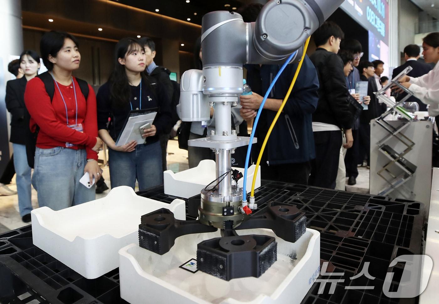 서울 강남구 코엑스 그랜드볼룸에서 열린 이차전지 소재·부품·장비·리사이클링 컨퍼런스 &#39;배터리 코리아&#40;BATTERY KOREA&#41; 2024&#39;에서 참관객들이 블럭나인 부스의 리튬이온 배터리 제조 공정을 살펴보고 있다.  ⓒ News1 오대일 기자