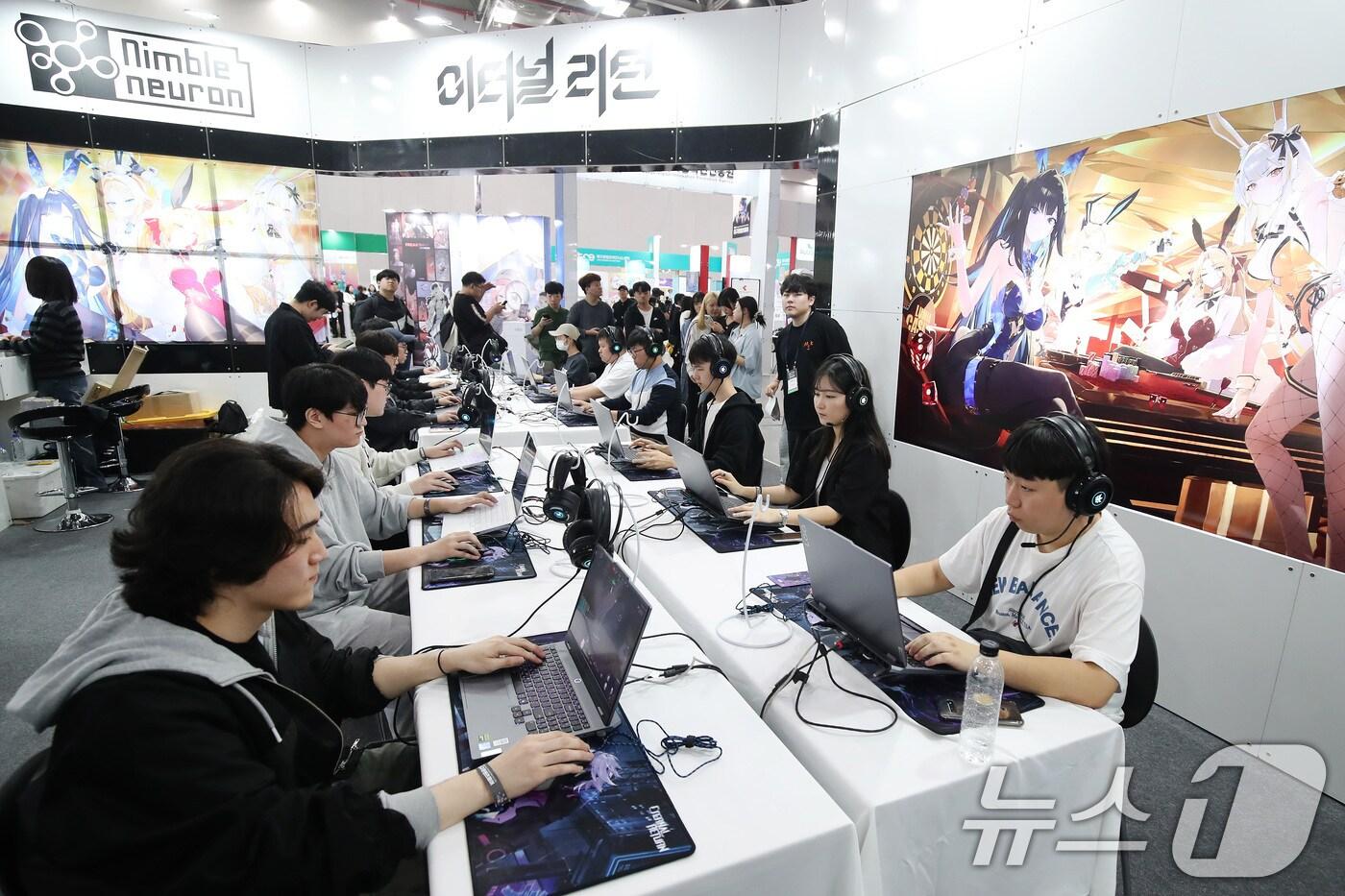 대구 엑스코에서 개막한 '2024 대구콘텐츠페어'를 찾은 시민들이 전투 생존게임 '이터널 리턴' 시연에 참여하고 있다.  2024.10.11/뉴스1 ⓒ News1 공정식 기자