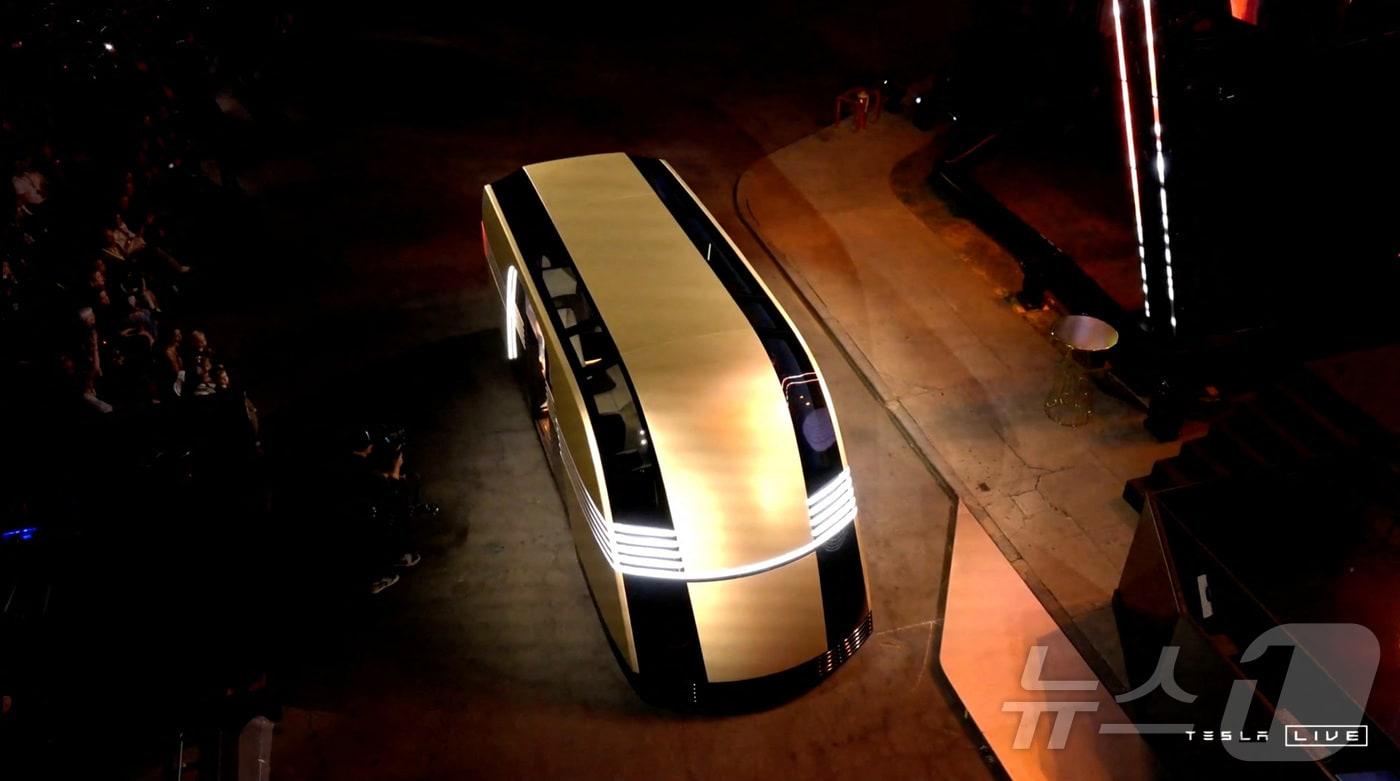 본문 이미지 - 10일(현지시간) 테슬라가 미국 캘리포니아주 로스앤젤레스에서 공개한 자율주행차량 '로보밴'.(사진은 테슬라 영상 갈무리) 2024.10.10 ⓒ 로이터=뉴스1 ⓒ News1 김지완 기자