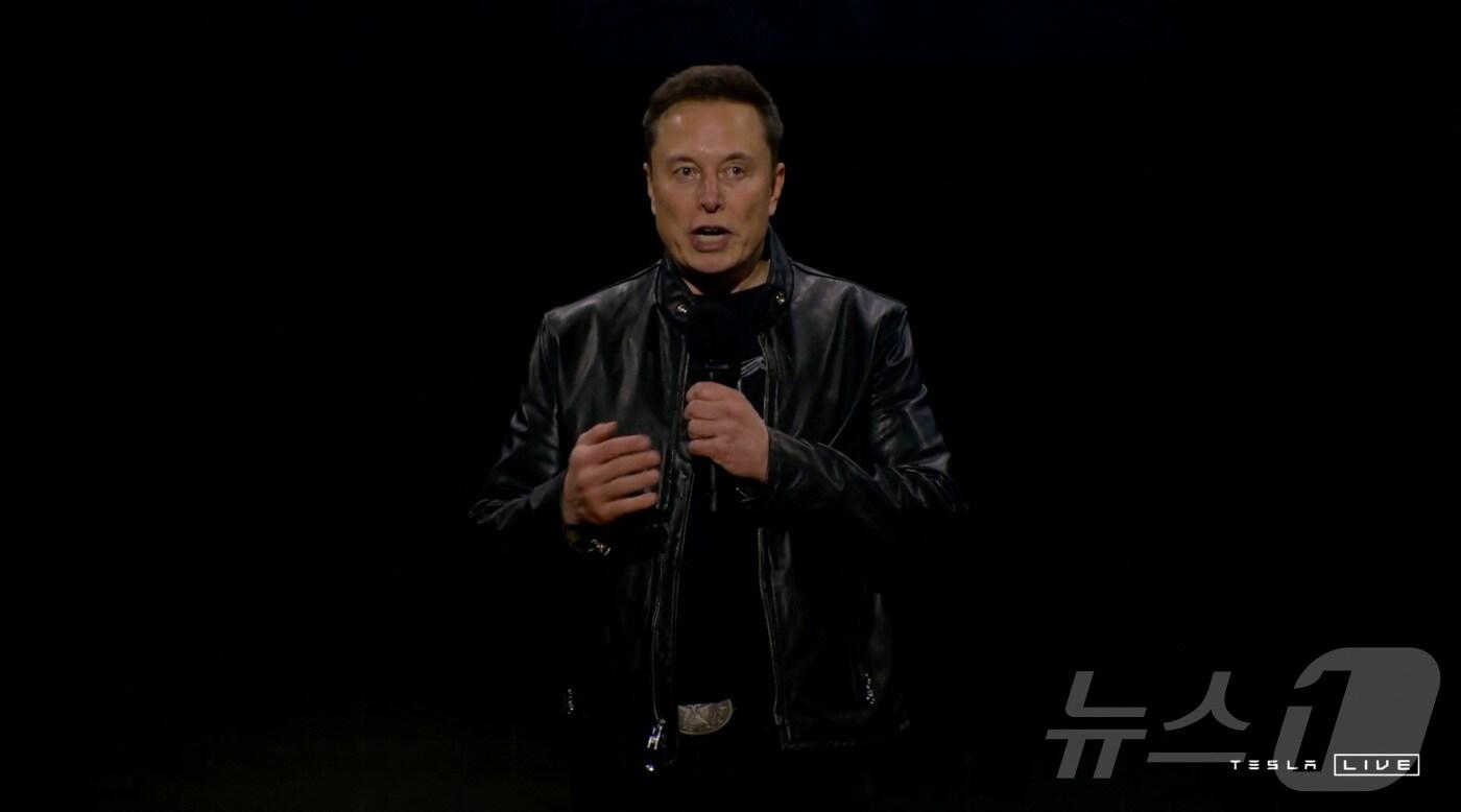 본문 이미지 - 10일(현지시간) 일론 머스크 테슬라 최고경영자(CEO)가 미국 캘리포니아주 로스앤젤레스에서 열린 테슬라 제품 공개 행사에서 발언하고 있다. ⓒ 로이터=뉴스1 ⓒ News1 김지완 기자
