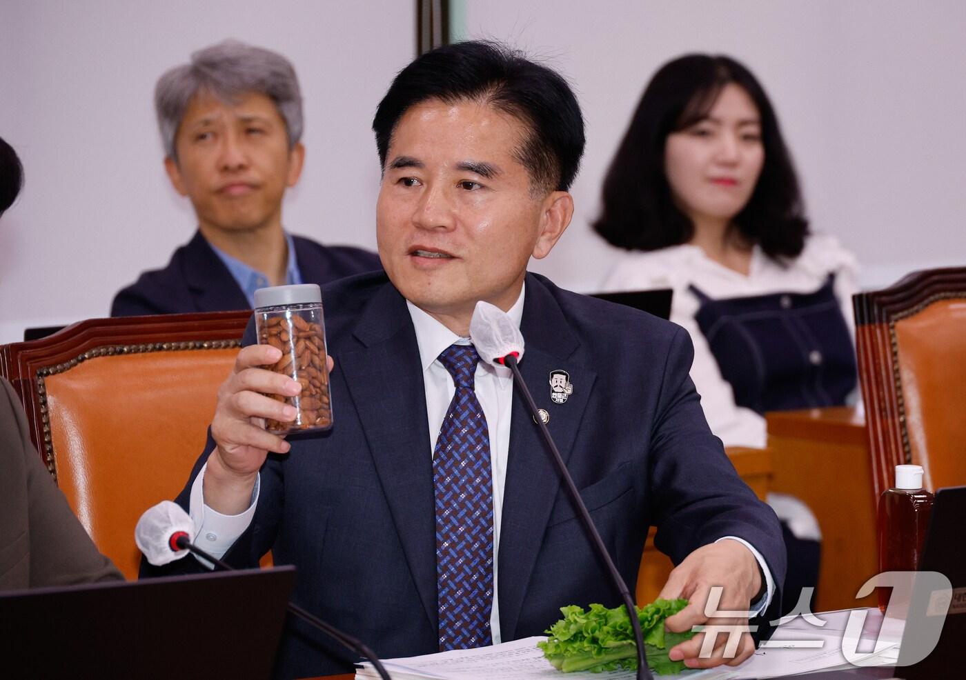 이병진 더불어민주당 의원이 11일 오후 서울 여의도 국회 농림축산식품해양수산위원회에서 열린 농촌진흥청 등 국정감사에서 상추, 아몬드, 벌꿀을 놓고 권재한 농촌진흥청장을 향해 꿀벌 집단 폐사와 관련 질의하고 있다. 2024.10.11/뉴스1 ⓒ News1 안은나 기자