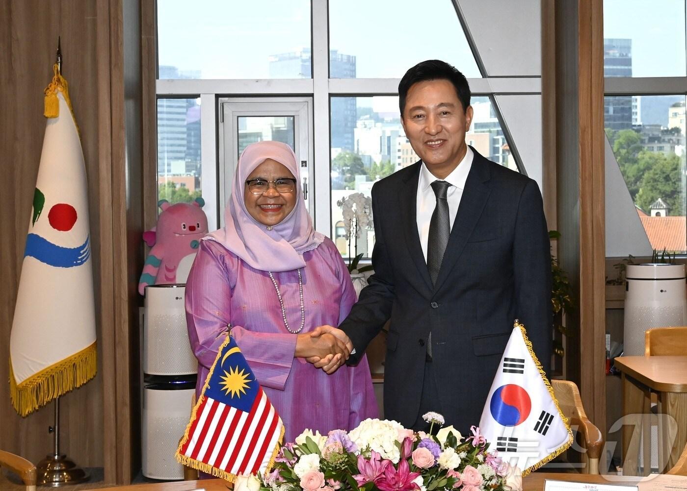 본문 이미지 - 오세훈 시장이 11일 오전 서울시청 시장 집무실에서 &#39;마이무나 모드 샤리프&#39; 쿠알라룸푸르 시장&#40;말레이시아&#41;과 양 도시 간 교류 방안을 나눴다.&#40;서울시 제공&#41;ⓒ 뉴스1