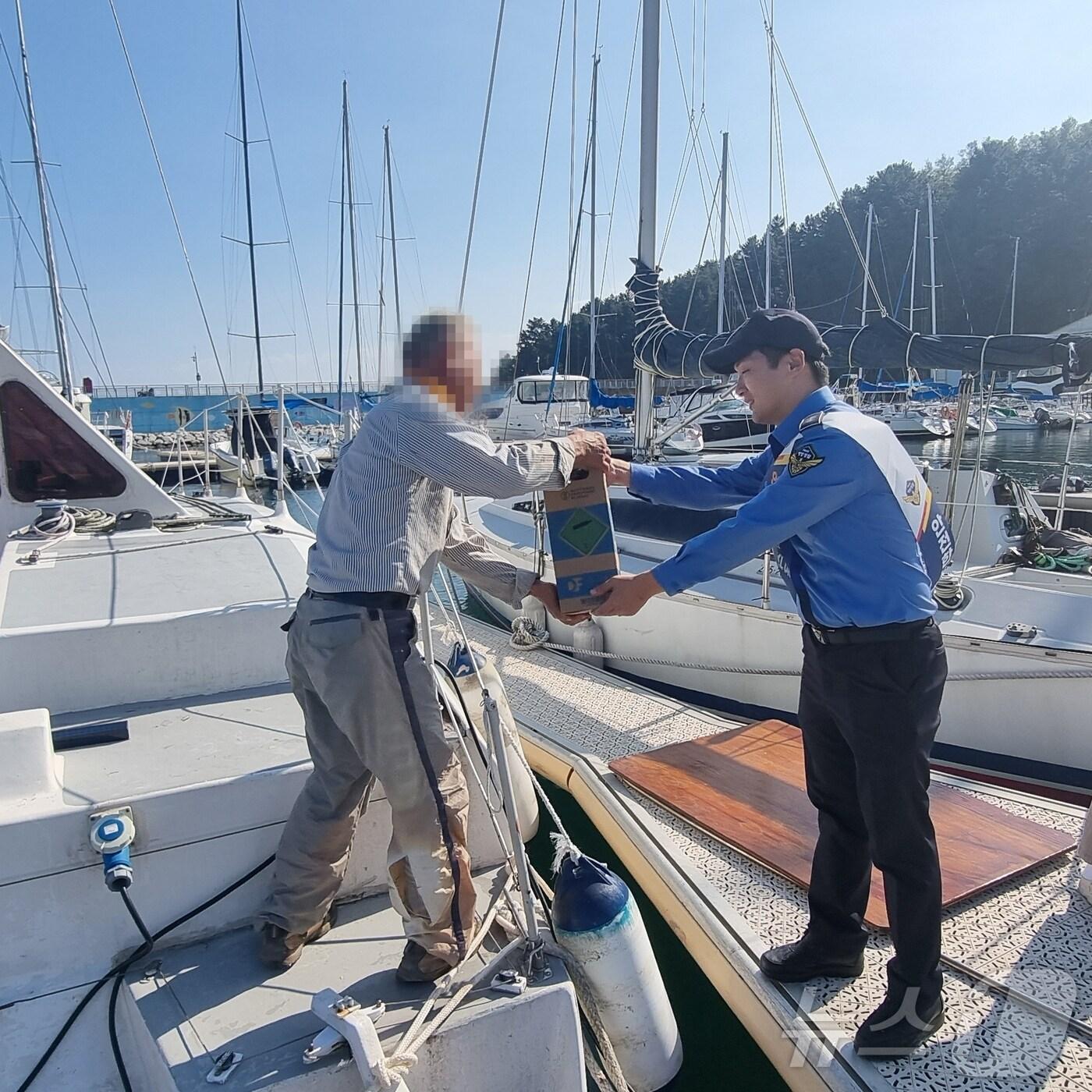 본문 이미지 - 속초해양경찰서가 11일 오후 강원 양양군 수산항 요트마리나에서 동력수상레저기구 무상점검서비스와 안전캠페인을 진행했다.(속초해경 제공) 2024.10.11/뉴스1