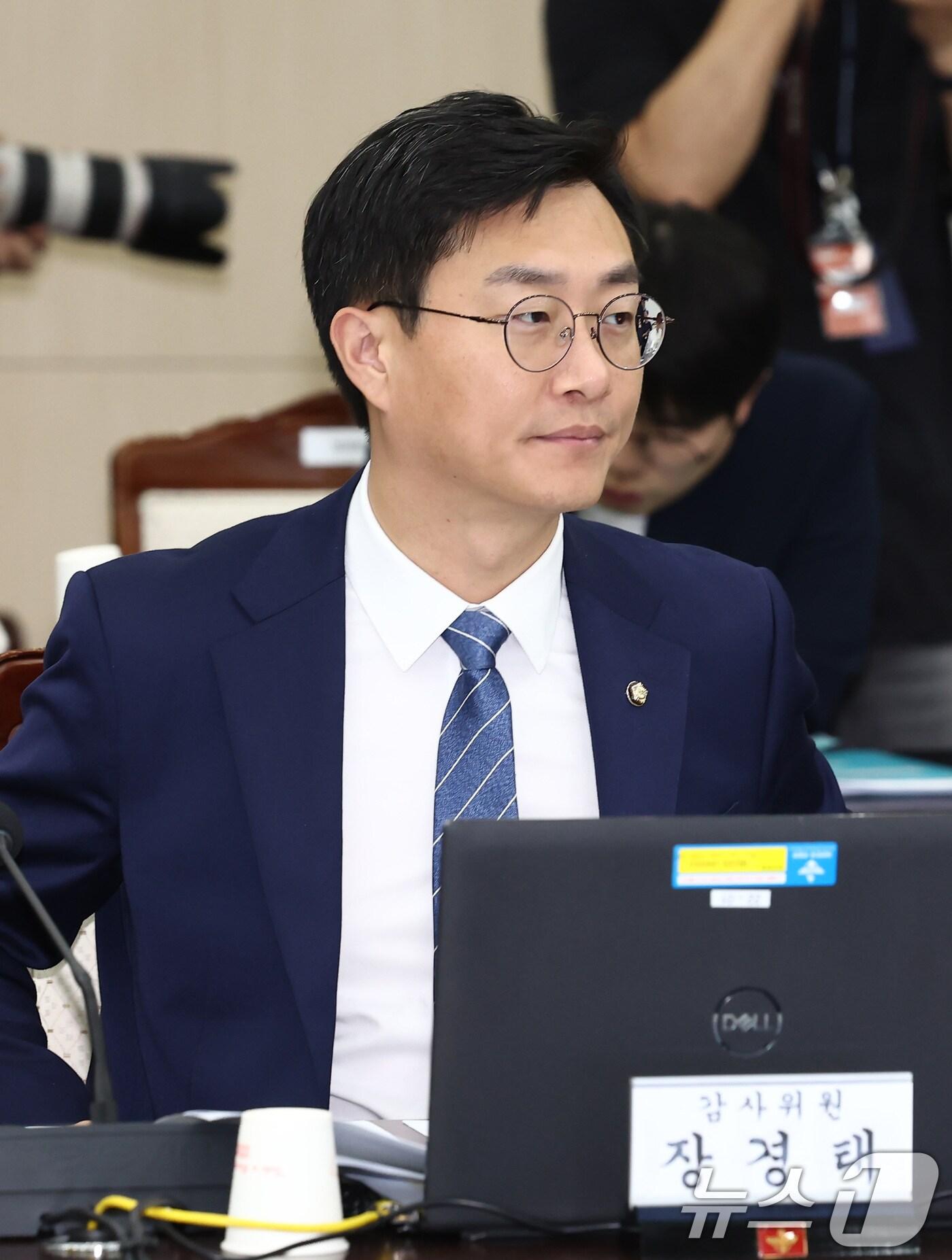 본문 이미지 - 장경태 더불어민주당 의원이 10일 오후 서울 용산구 국방부에서 열린 국사법원에 대한 국정감사에서 송석준 국민의힘 의원이 지난 국정감사에서 장 의원이 검사 아랫도리·김건희 나쁜 손버릇이라 발언한 것에 대한 사과를 요구하자 그 모습을 바라보고 있다. 2024.10.11/뉴스1 ⓒ News1 김민지 기자