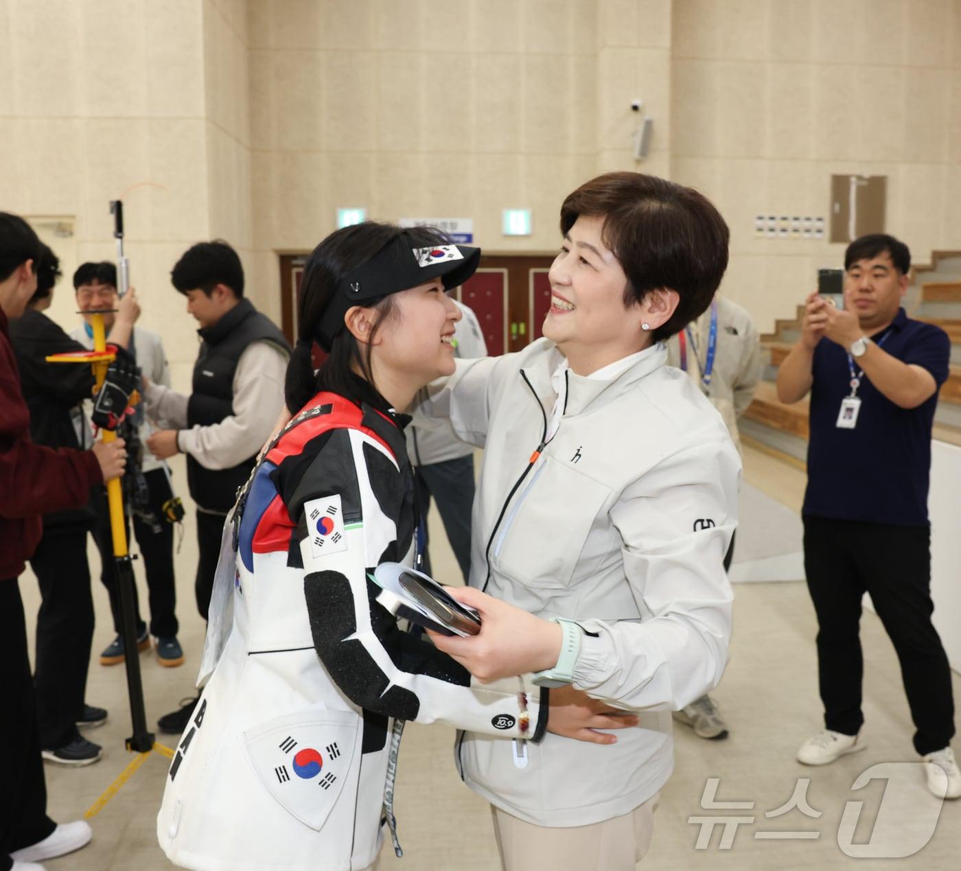 본문 이미지 - 11일 제105회 전국체육대회에서 2관왕을 달성한 반효진 선수가 강은희 대구교육감으로부터 축하를 받고 있다. &#40;대구교육청 제공&#41; 2024.10.11/뉴스1