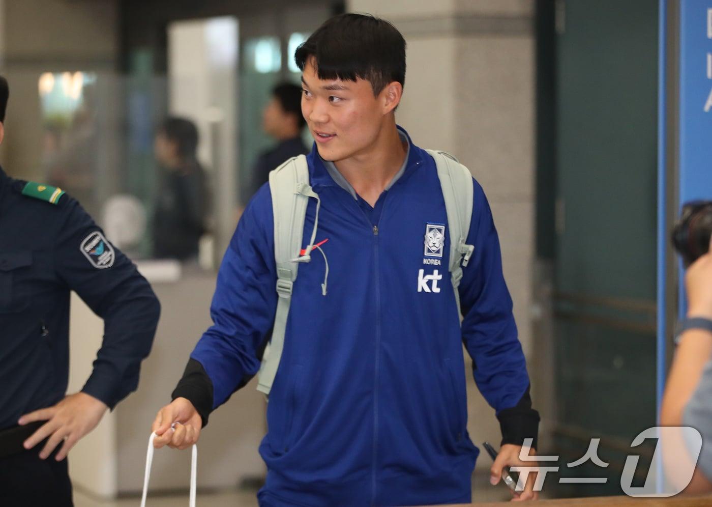 본문 이미지 - 대한민국 축구대표팀 오현규가 11일 오후 인천국제공항을 통해 귀국하고 있다.  2024.10.11/뉴스1 ⓒ News1 임세영 기자