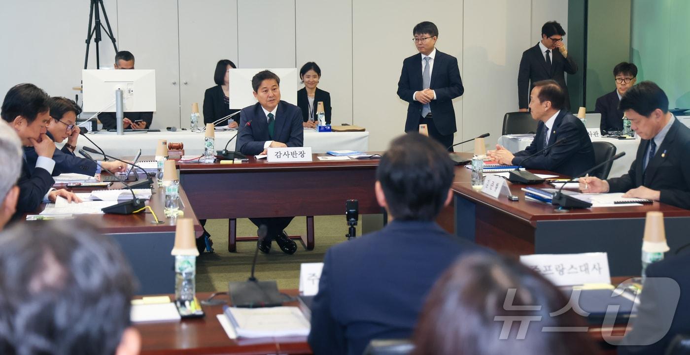 본문 이미지 - 국회 통일외교통상위원회 구주(欧州) 국감반이 11일(현지시간) 프랑스 파리 주경제협력개발기구(OECD) 한국대표부에서주프랑스 한국대사관과 주오이시디(OECD) 한국대표부, 주유네스코 대사관, 주벨기에 대사관(NATO, EU) 등을 상대로 국정감사를 진행하고 있다. 2024.10.11/뉴스1 ⓒ News1 이준성 기자