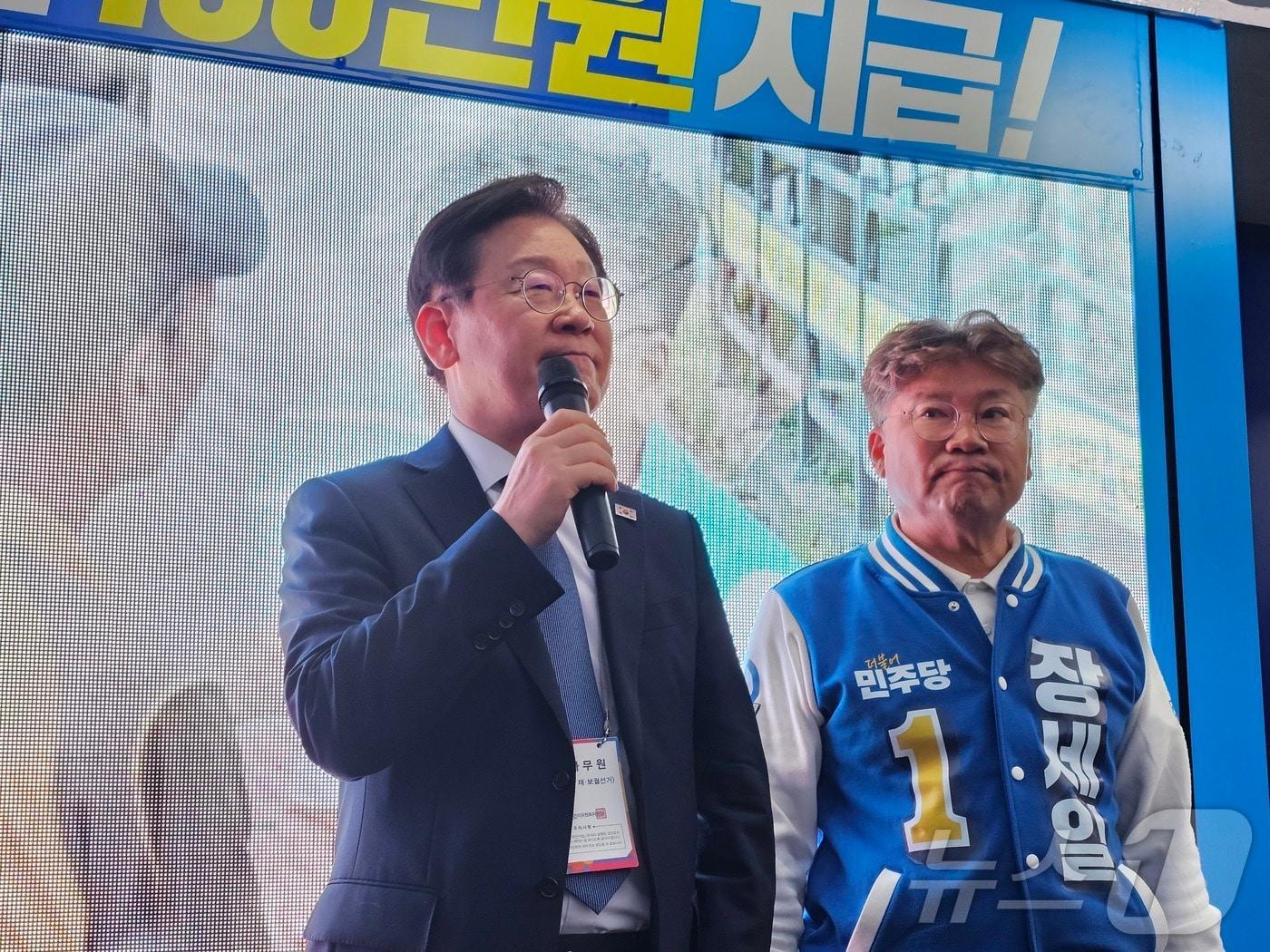 본문 이미지 - 이재명 더불어민주당 당대표가 11일 영광군청 사거리에서 장세일 후보와 함께 퇴근길 인사를 하고 있다. 2024.10.11/뉴스1 ⓒ News1 서충섭 기자
