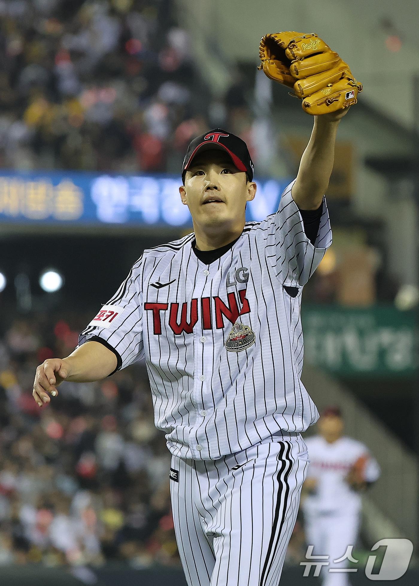 본문 이미지 - 11일 오후 서울 송파구 잠실야구장에서 열린 프로야구 '2024 신한 SOL 뱅크 KBO 포스트시즌' 준플레이오프 5차전 kt 위즈와 LG 트윈스의 경기, LG 선발 임찬규가 6회초 이닝을 실점 없이 마친 뒤 팬들의 연호에 손을 흔들고 있다. 2024.10.11/뉴스1 ⓒ News1 김진환 기자