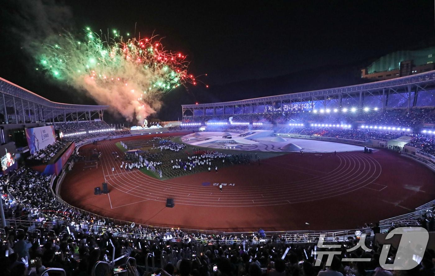 지난해 10월 11일 오후 경남 김해종합운동장에서 열린 제105회 전국체육대회 개회식에서 드론쇼와 함께 불꽃이 터지고 있다. 2024.10.11/뉴스1 ⓒ News1 윤일지 기자