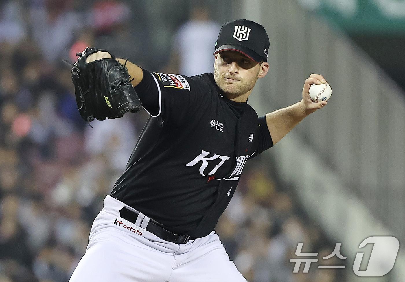 본문 이미지 - 11일 오후 서울 송파구 잠실야구장에서 열린 프로야구 '2024 신한 SOL 뱅크 KBO 포스트시즌' 준플레이오프 5차전 kt 위즈와 LG 트윈스의 경기, kt 벤자민이 8회말 등판해 힘차게 공을 던지고 있다. 2024.10.11 ⓒ 뉴스1 김진환 기자