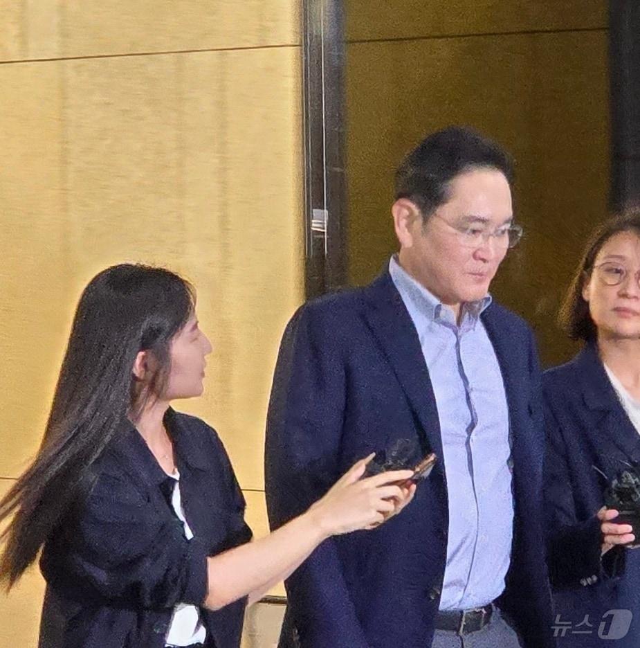 본문 이미지 - 필리핀·싱가포르 출장을 마치고 귀국한 이재용 삼성전자 회장이 11일 오후 서울김포비즈니스항공센터&#40;SGBAC&#41;에서 나오고 있다. 2024. 10. 11/뉴스1 ⓒ News1 한재준 기자