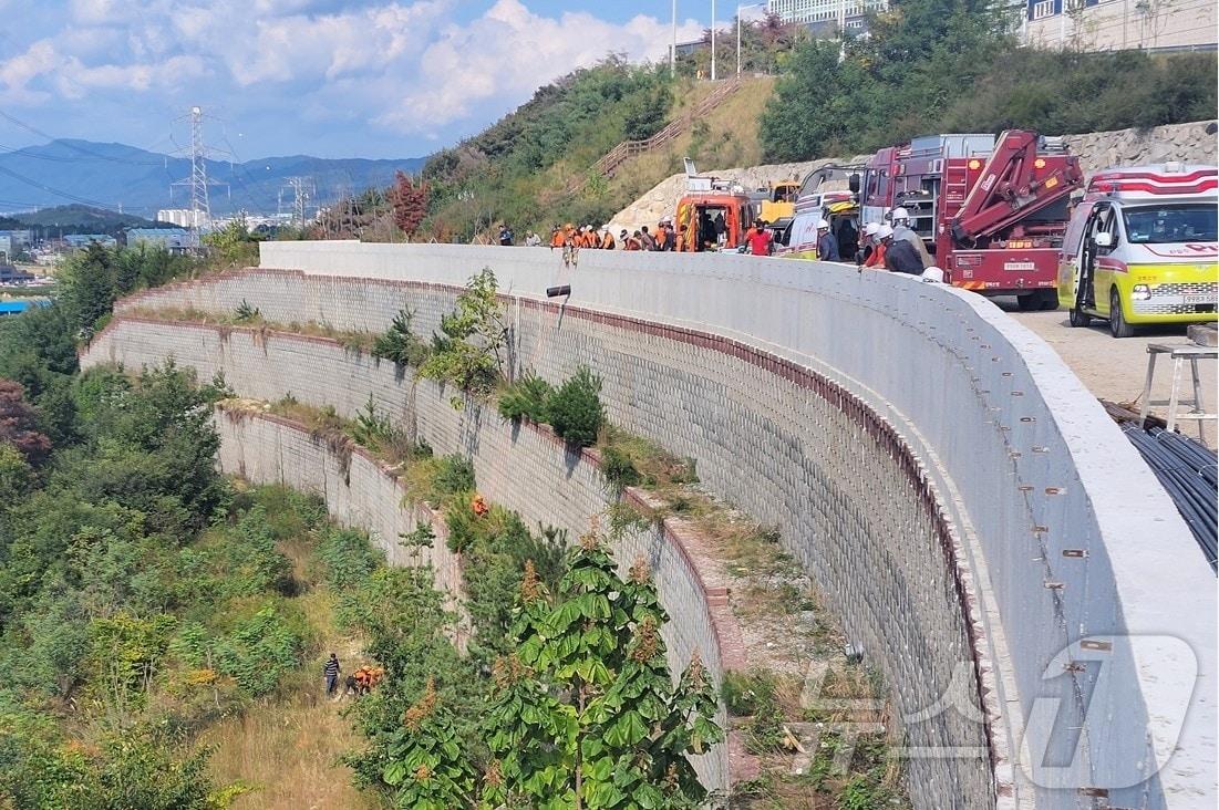 본문 이미지 - 11일 오후 1시 27분쯤 경북 경주시 외동읍 한 신축 공사장에서 노동자 2명이 추락해 숨져 관계당국이 수습 중이다.(경북소방본부 제공)