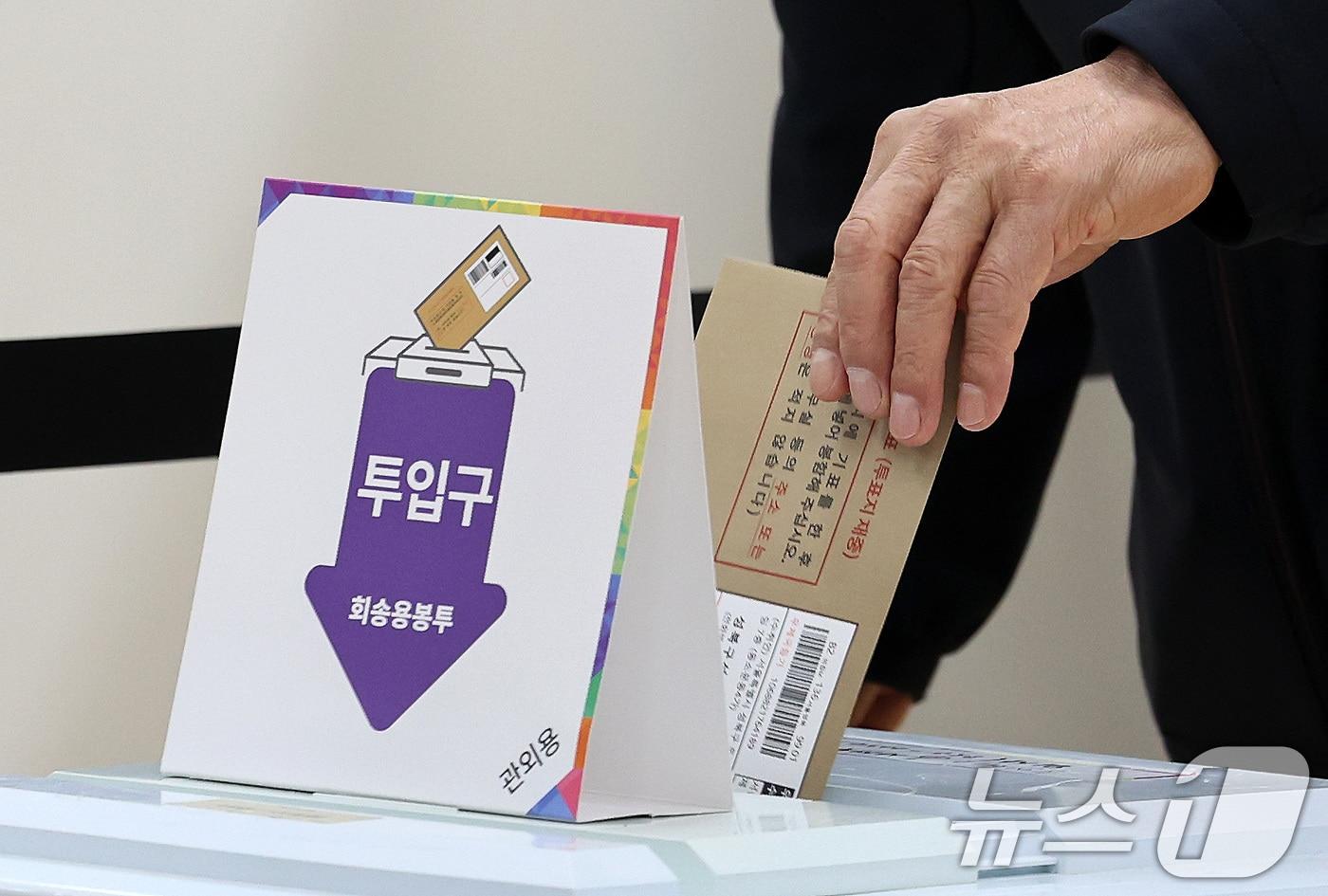 본문 이미지 - 10·16 재·보궐선거 사전투표 마지막날인 12일 오전 서울 숭인1동 주민센터에 마련된 사전투표소에서 유권자가 소중한 한표를 행사하고 있다. 2024.10.12/뉴스1 ⓒ News1 이동해 기자