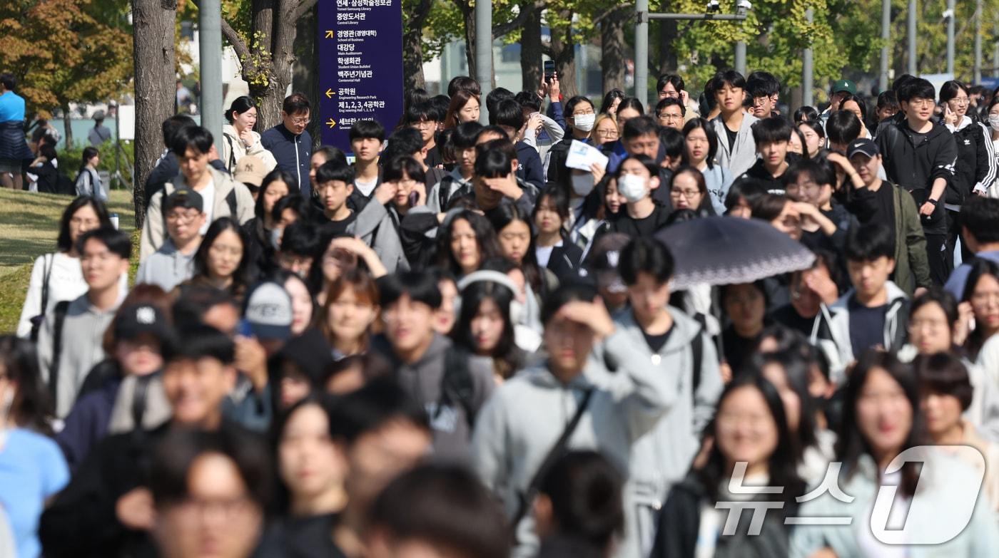 서울 서대문구 연세대 신촌캠퍼스에서 수험생들이 교문 밖으로 이동하고 있다. /뉴스1 ⓒ News1 장수영 기자