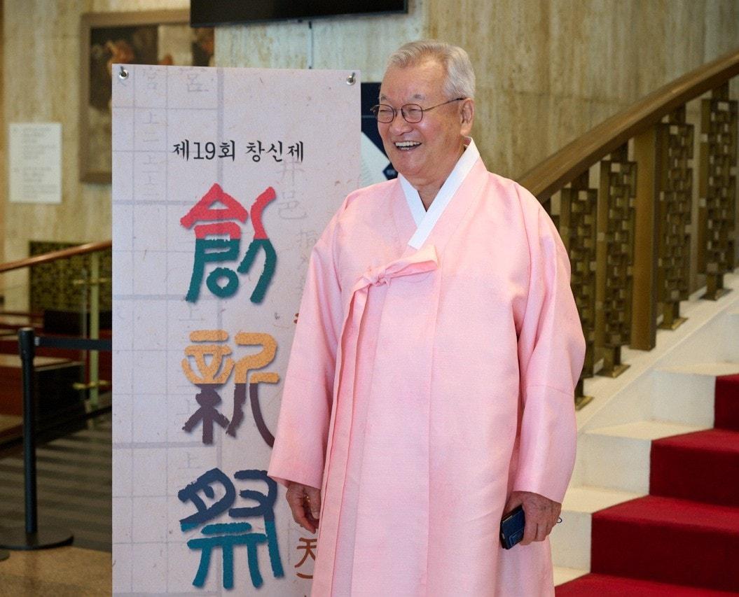 본문 이미지 - 윤영달 크라운해태 회장이 11일 서울 세종문화회관에서 열린 창신제에 앞서 기념 사진을 찍고 있다.&#40;크라운해태 제공&#41;