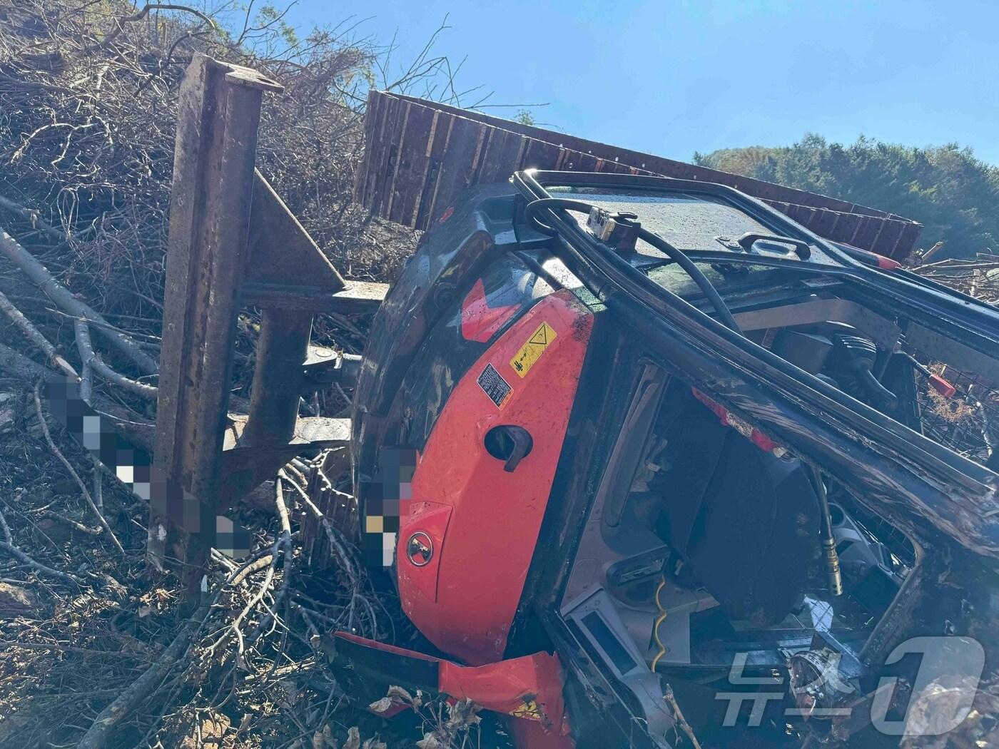 본문 이미지 - 강원 정선 남면 광덕리 굴착기 사고 현장.&#40;강원도소방본부 제공&#41;