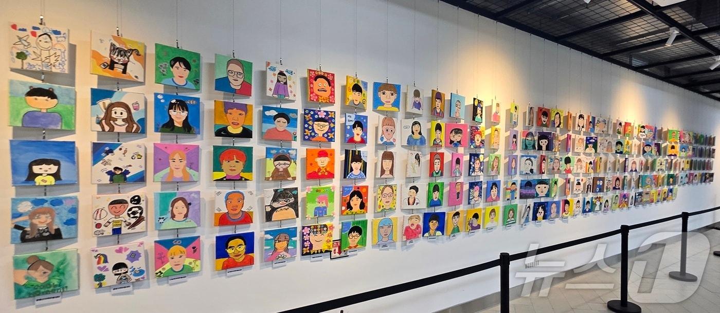 대전 동구와 중구를 연결하는 신·구지하상가 연결통로에서 경계선 지능 아동들의 자화상 전시회인 ‘천천히 그리는 나의 이야기’가 오는 17일까지 열린다. (지역아동센터 대전지원단 제공) /뉴스1