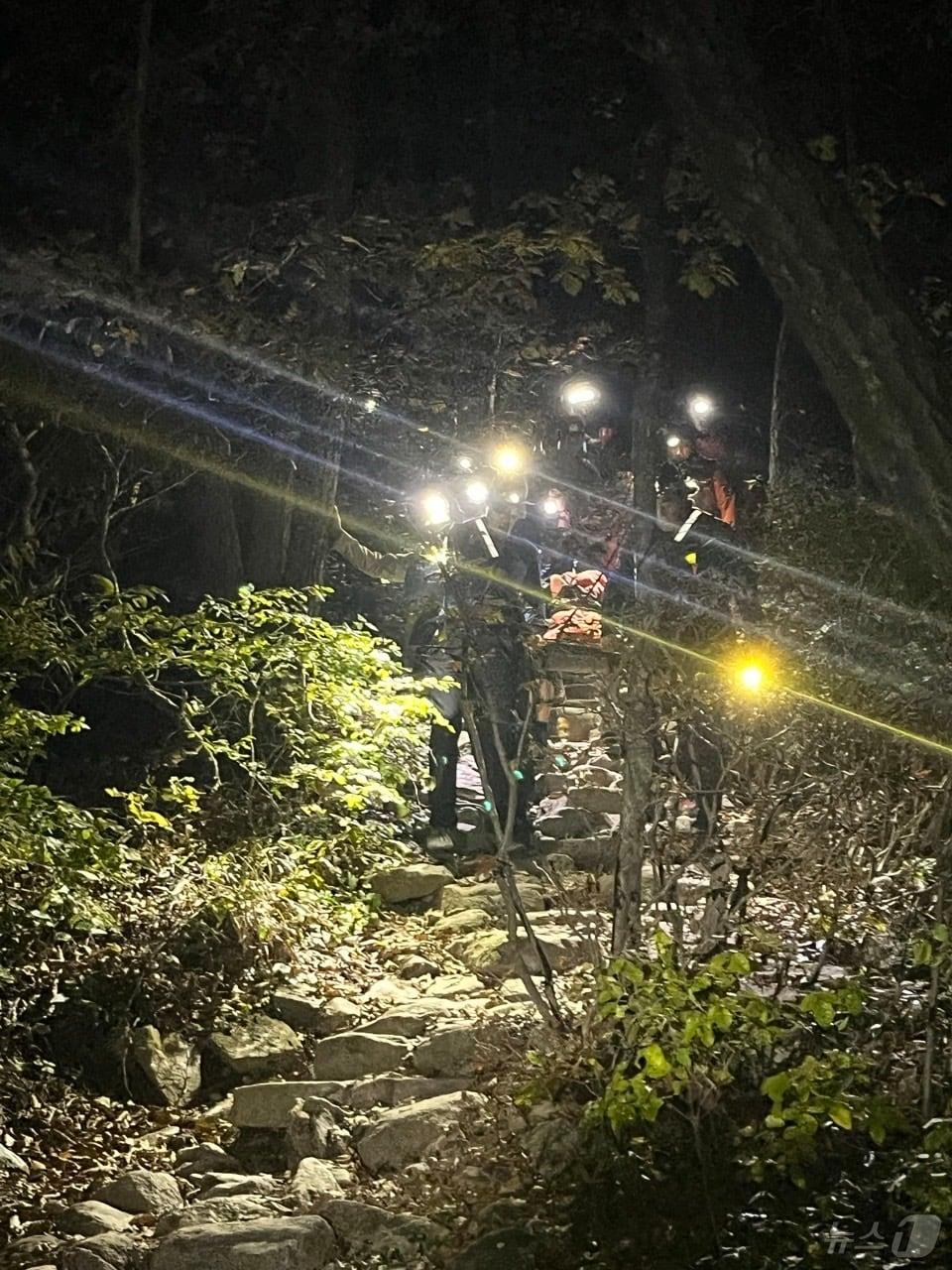 본문 이미지 - 소방 구조대원들에 의해 안전하게 하산 중인 스웨덴 국적 여성.(강원도소방본부 제공)