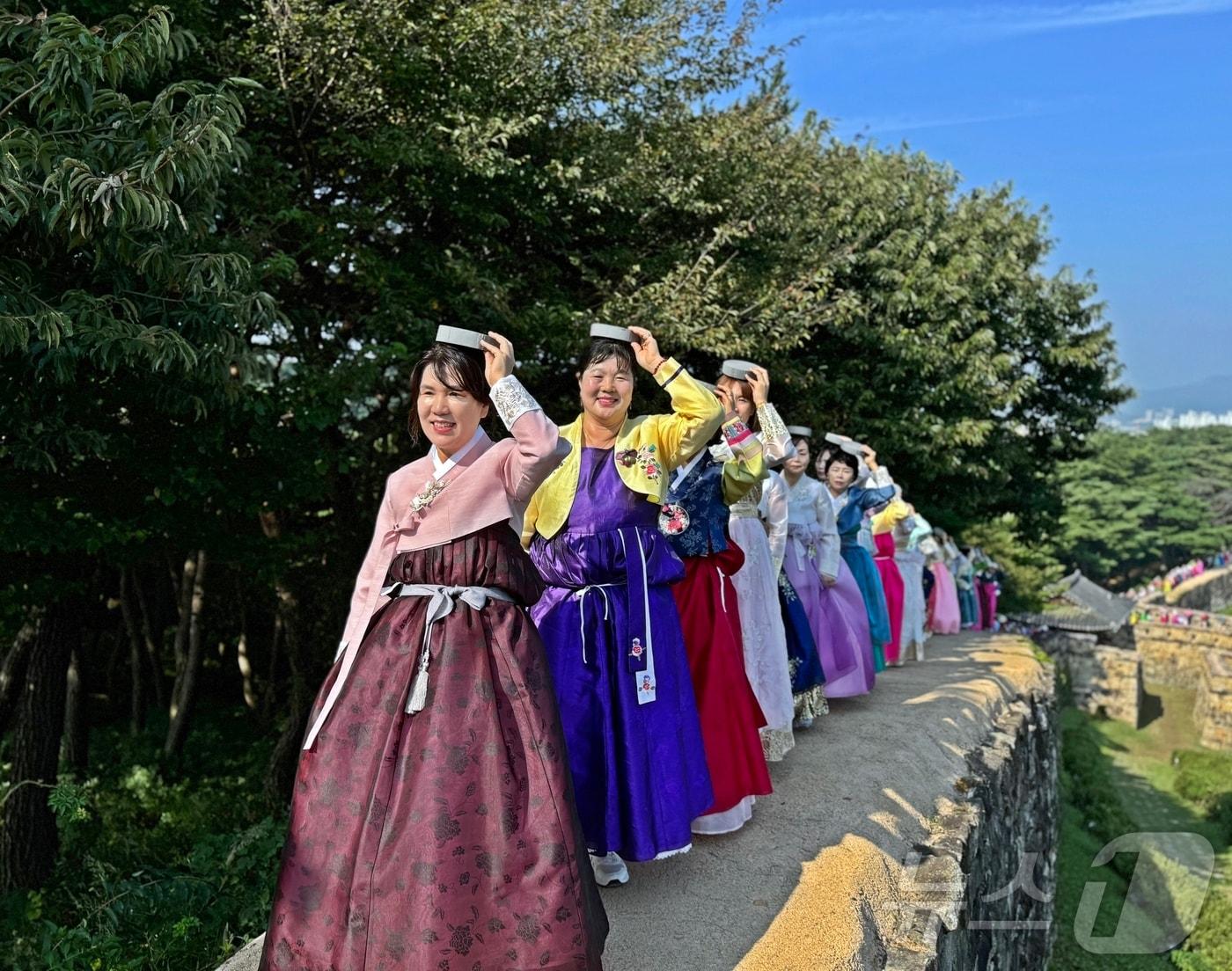 본문 이미지 -  제51회 고창모양성제 답성놀이(고창군 제공)2024.10.12/뉴스1