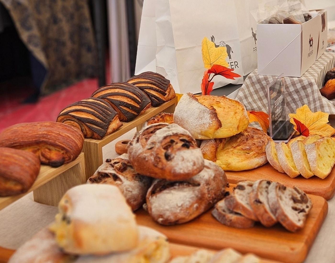 본문 이미지 - '2024 빵빵데이 천안'에 전시된 빵.(대한제과협회 천안시지부 제공)