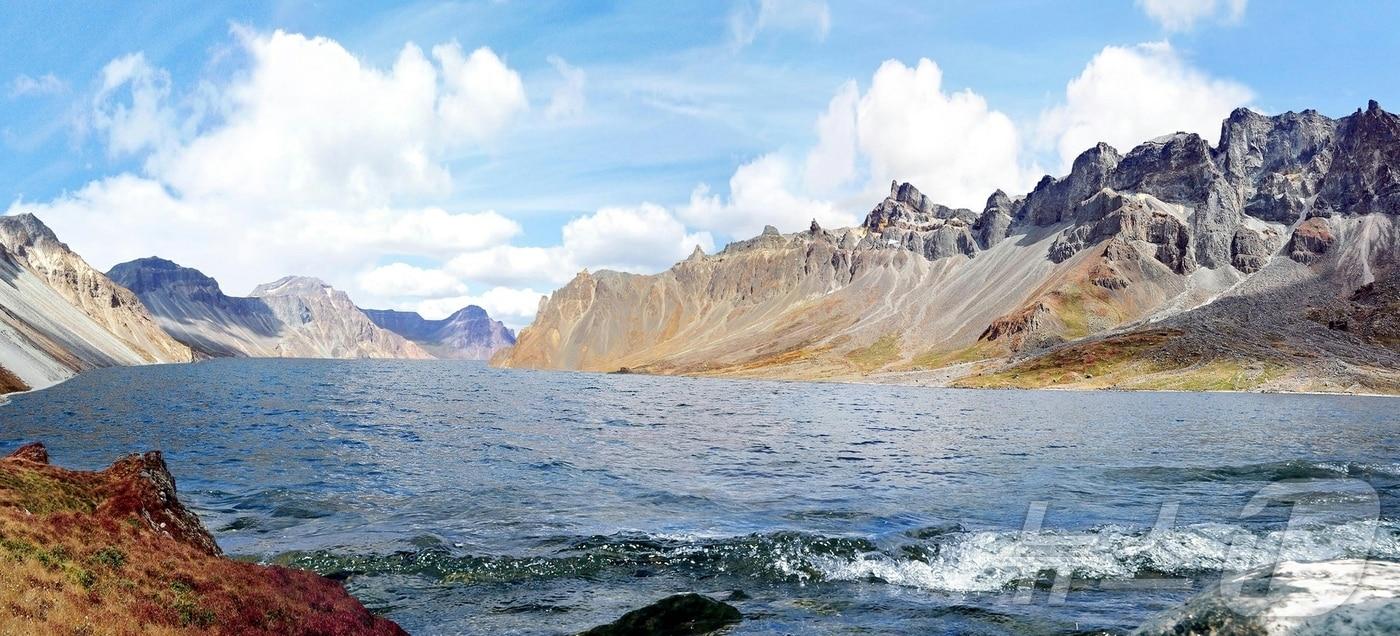 본문 이미지 - (평양 노동신문=뉴스1) = 북한 노동당 기관지 노동신문은 13일 "백두산 지질공원은 삼지연시를 세계적인 산악관광지구로 전변시키는데 핵심으로 된다＂며 ＂백두산 공원은 조선의 자랑이며 우리 인민의 긍지＂라고 밝혔다. [국내에서만 사용가능. 재배포 금지. DB 금지. For Use Only in the Republic of Korea. Redistribution Prohibited] rodongphoto@news1.kr