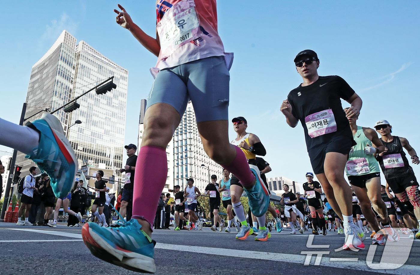 서울 중구 청계광장 앞 세종대로에서 열린 2024 서울달리기(SEOUL RACE)에서 러너들이 힘차게 달리고 있다. 2024.10.13/뉴스1 ⓒ News1 오대일 기자
