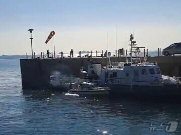 본문 이미지 - 낚싯배(인천소방본부 제공)/뉴스1