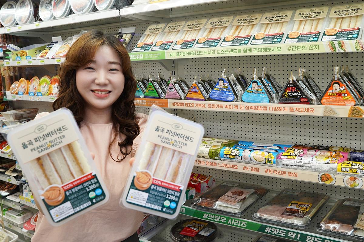 본문 이미지 - 세븐일레븐은 아침식사의 핫트렌드로 떠오른 땅콩버터와 사과잼을 활용한 샌드위치를 개발했다.(세븐일레븐제공)