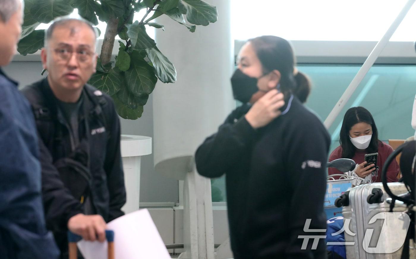 대한민국 배드민턴 대표팀 안세영(오른쪽)이 13일 오전 덴마크 오픈 배드민턴 경기 참가를 위해 출국 전 대기하고 있다. 왼쪽은 김학균 대표팀 감독. 2024.10.13/뉴스1 ⓒ News1 이승배 기자