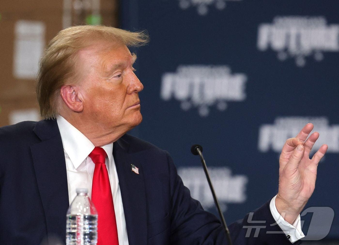 본문 이미지 - 미국 공화당 대선 후보 도널드 트럼프 전 대통령이 10월 12일 (현지시간) 네바다주 노스 라스베이거스의 뷰틴 인 소사이어티에서 열린 히스패닉 원탁회의에 참석을 하고 있다. 2024.10.13 ⓒ AFP=뉴스1 ⓒ News1 우동명 기자