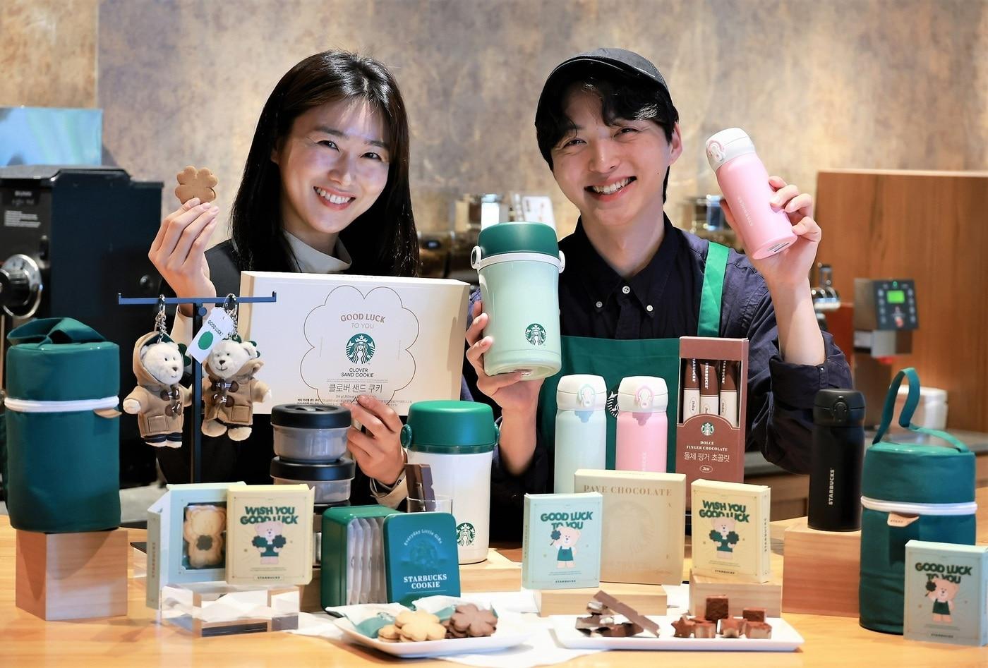 스타벅스가 수험생들의 선전을 기원하며 행운의 네잎클로버를 활용한 푸드와 실용성을 높인 MD 등 다양한 수능 기프트 상품을 오는 14일 전국 스타벅스 매장과 16일 온라인 채널에 각각 출시한다(스타벅스제공)