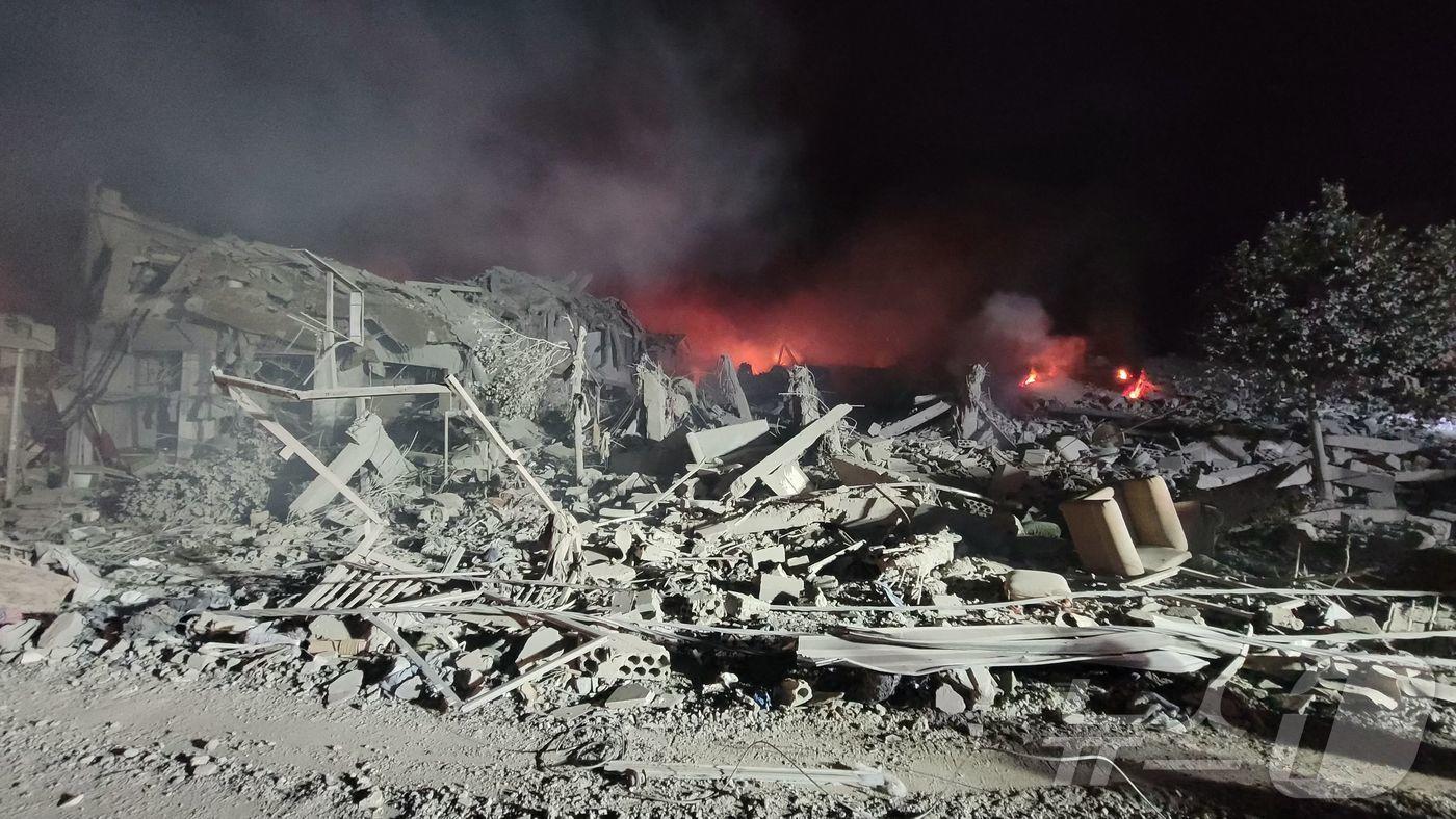 본문 이미지 - 12일 (현지시간) 레바논 남부 나바티예에서 헤즈볼라와 무력 충돌 중인 이스라엘 군의 공습을 받아 폐허로 변한 모습이 보이고 있다. 2024.10.13 ⓒ AFP=뉴스1 ⓒ News1 우동명 기자