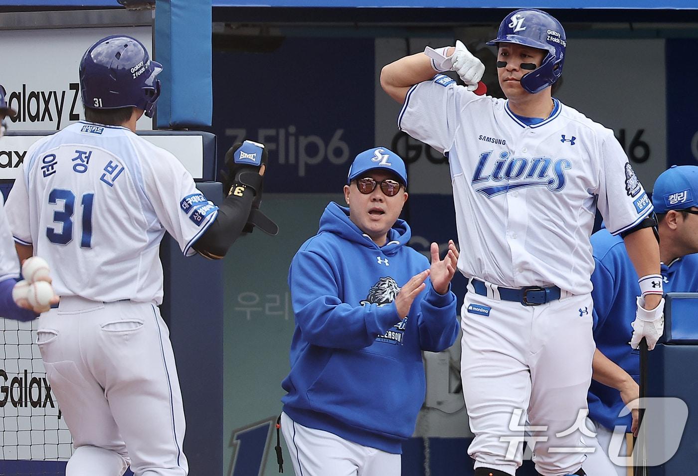 본문 이미지 - 13일 오후 대구 삼성라이온즈파크에서 열린 프로야구 '2024 신한 SOL 뱅크 KBO 포스트시즌' 플레이오프 1차전 LG 트윈스와 삼성 라이온즈의 경기, 삼성 박진만 감독이 1회말 1사 1,3루 상황에서 디아즈의 희생 플라이 때 득점에 성공한 윤정빈을 향해 손뼉을 치고 있다. 2024.10.13/뉴스1 ⓒ News1 김진환 기자