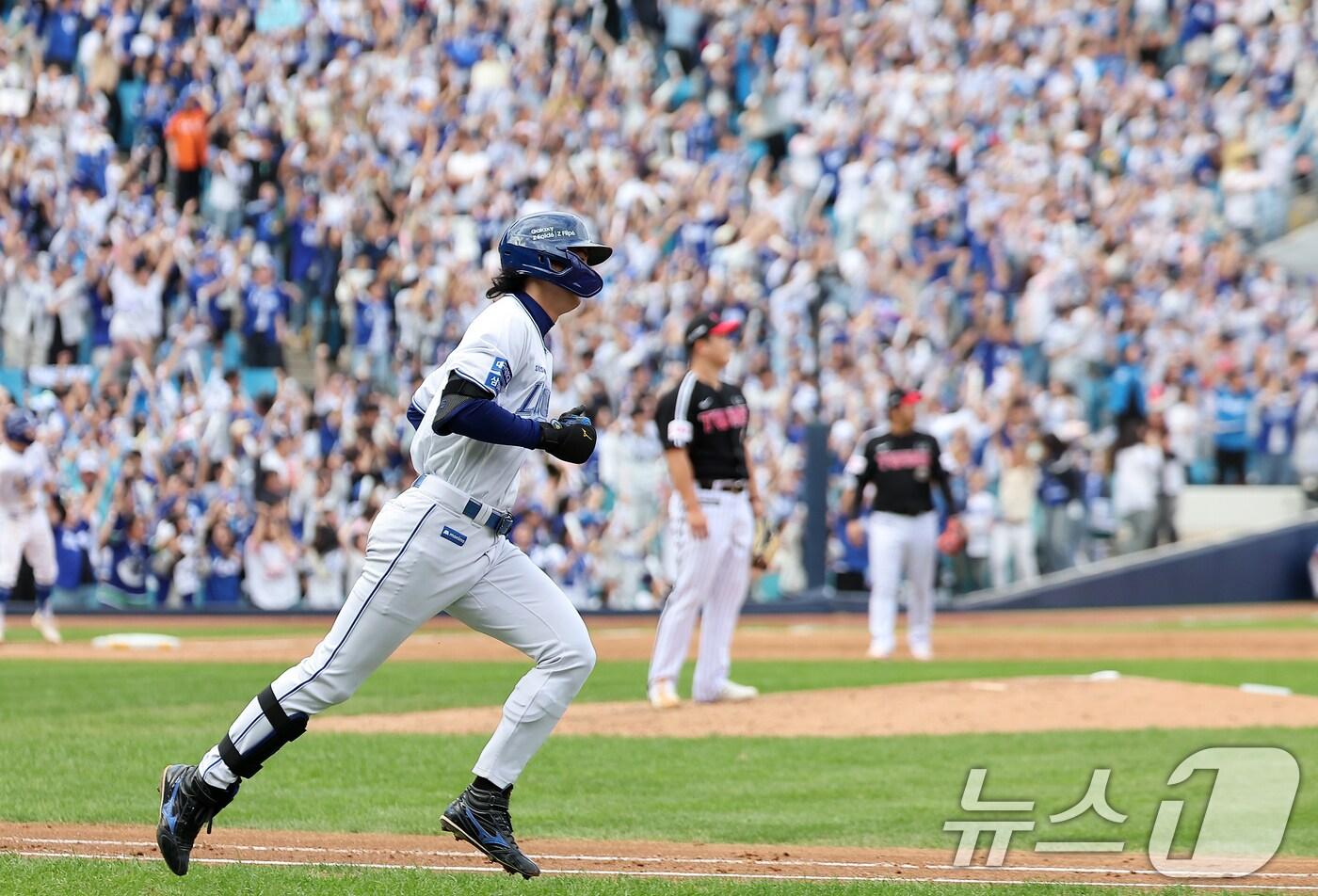 본문 이미지 - 13일 오후 대구 삼성라이온즈파크에서 열린 프로야구 '2024 신한 SOL 뱅크 KBO 포스트시즌' 플레이오프 1차전 LG 트윈스와 삼성 라이온즈의 경기, 삼성 구자욱이 3회말 무사 1,3루 상황에서 스리런 홈런을 친 뒤 그라운드를 돌고 있다. (사진은 기사 내용과 무관함) 2024.10.13/뉴스1 ⓒ News1 김진환 기자