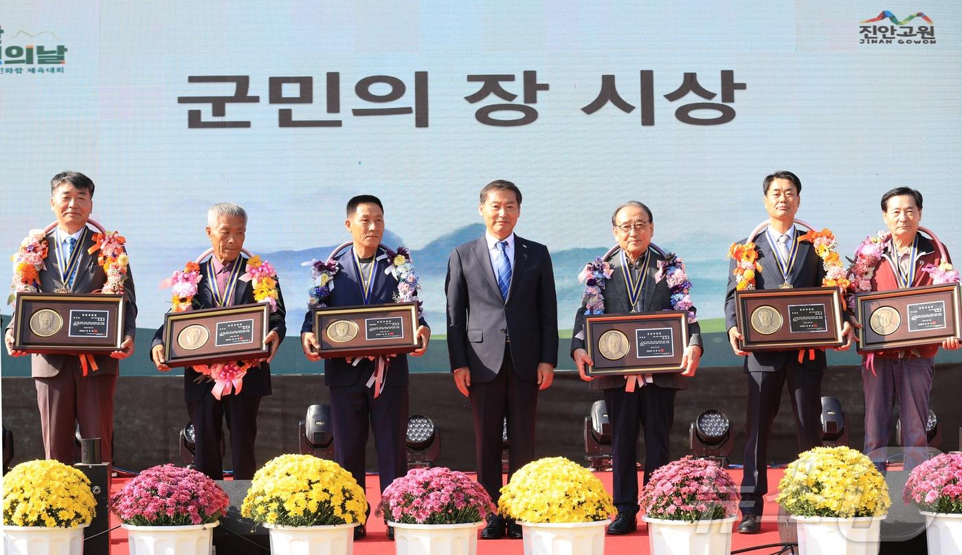 본문 이미지 - 지난 12일 전북자치도 진안군 공설운동장에서 제62주년 군민의날 기념식이 열리고 있는 가운데 정교관 씨 등이 군민의장을 수여받고 있다.(진안군제공)2024.10.13/뉴스1