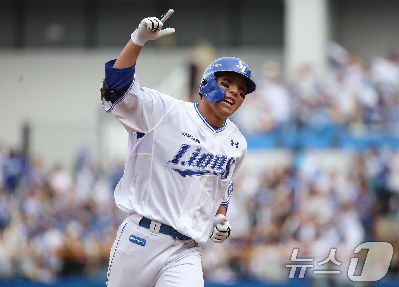 본문 이미지 - 13일 오후 대구 삼성라이온즈파크에서 열린 프로야구 '2024 신한 SOL 뱅크 KBO 포스트시즌' 플레이오프 1차전 LG 트윈스와 삼성 라이온즈의 경기, 4회말 선두타자로 나온 삼성 7번타자 김영웅이 우월 1점홈런을 친 뒤 홈으로 달려가고 있다. 2024.10.13/뉴스1 ⓒ News1 공정식 기자