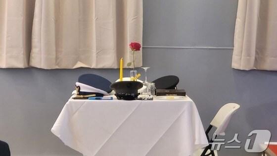 본문 이미지 - 6·25 한국전쟁 발발 74주년인 25일(현지시간) 미국 버지니아주 알렉산드리아 코리안커뮤니티센터에서 열린 기념식 및 감사 오찬 행사장에 아직 귀환하지 못한 미군 포로 및 실종 장병을 추모하는 테이블이 마련돼 있다. 2024.06.25. /뉴스1 자료사진