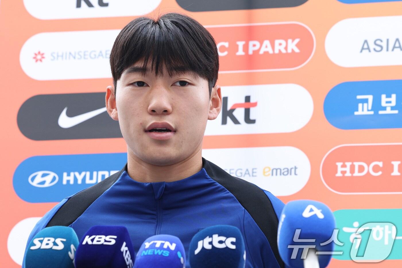 대한민국 축구대표팀 배준호가 13일 경기 용인시 용인미르스타디움에셔 열린 훈련에 앞서 인터뷰를 하고 있다. 2024.10.13/뉴스1 ⓒ News1 신웅수 기자